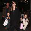 Angelina Jolie quitte les Etats-Unis avec ses enfants, Maddox, Shiloh, Pax, Zahara, Vivienne et Knox arrive, ici à Los Angeles, le 4 septembre 2013.