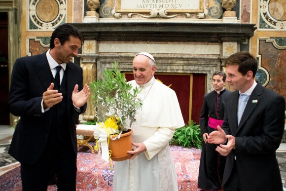 Lionel Messi, Gianluigi Buffon, et le pape François au Vatican le 13 août 2013.