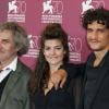 Le réalisateur Philippe Garrel avec Esther Garrel et Louis Garrel lors du photocall du film La Jalousie pendant la Mostra de Venise le 5 septembre 2013