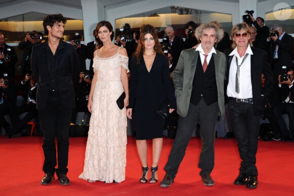 Louis Garrel, Anna Mouglalis, Esther Garrel, le réalisateur Philippe Garrel et Jean-Louis Aubert lors de la présentation du film La Jalousie à la 70e Mostra de Venise, le 5 septembre 2013.