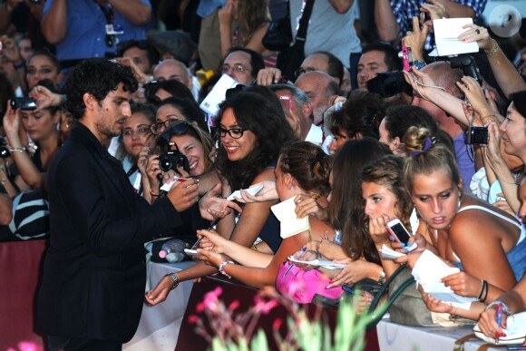 Louis Garrel avec des fans lors de la présentation du film La Jalousie à la 70e Mostra de Venise, le 5 septembre 2013.