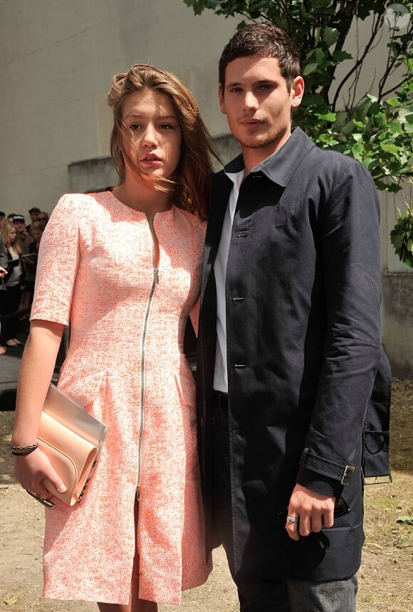 Adele Exarchopoulos et son ami Jérémie Laheurte arrivent au défilé Dior Hommes printemps-été 2014 au Tennis Club de Paris le 29 juin 2013