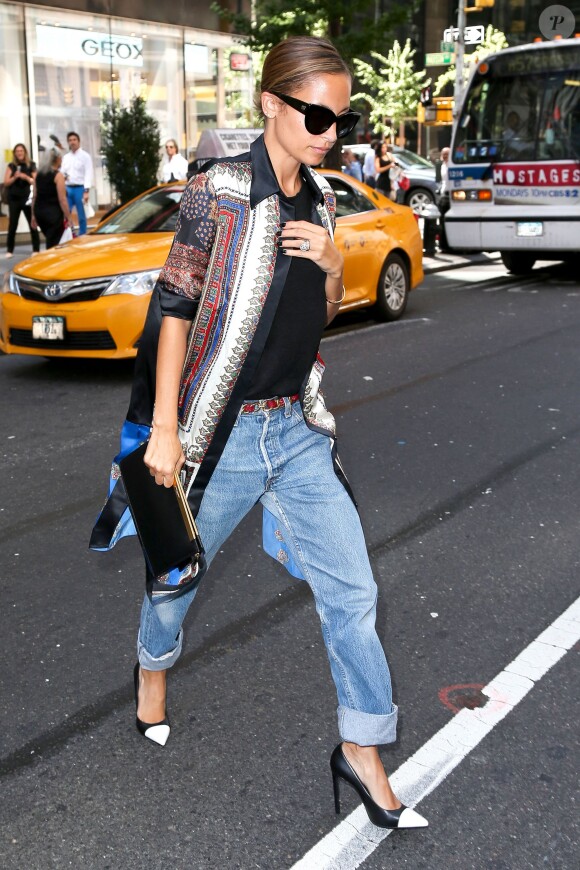 Nicole Richie, ultrastylée dans les rues de New York, porte des lunettes House of Harlow 1960, une robe-chemise Givenchy (collection croisière 2013), un jean boyfriend et des souliers Saint Laurent. Le 4 septembre 2013.