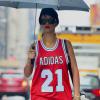 Rihanna, radieuse sous la pluie dans le quartier de SoHo à New York, porte des lunettes "Bowie" signées Le Specs, une robe adidas Originals by Jeremy Scott, un sac "Baylee" de Chloé et des baskets Air Jordan. Le 2 septembre 2013.