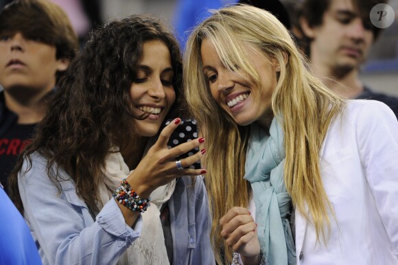Xisca Perello, petite amie de Rafael Nadal, radieuse avec Isabel Nadal à l'US Open le 7 septembre 2013, ravie par la victoire de l'Espagnol en demi-finale face à Richard Gasquet.