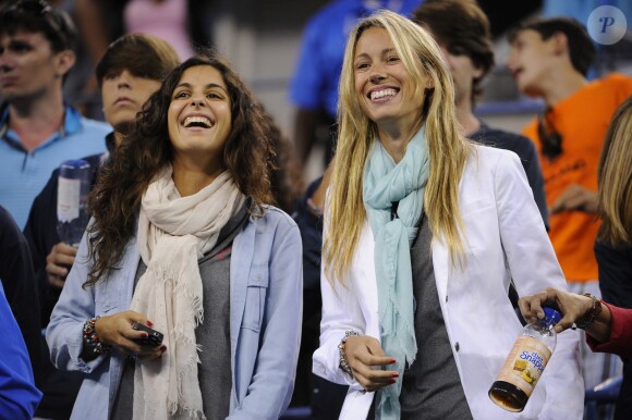 Xisca Perello, petite amie de Rafael Nadal, radieuse avec Isabel Nadal à l'US Open le 7 septembre 2013, ravie par la victoire de l'Espagnol en demi-finale face à Richard Gasquet.