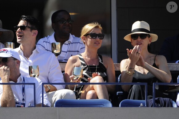 Julianna Margulies dans les gradins du court Arthur-Ashe pour la demi-finale Nadal-Gasquet de l'US Open 2013. Rafael Nadal a privé Richard Gasquet de finale à l'US Open en le battant (6-4, 7-6, 6-2) à New York le 7 septembre 2013.
