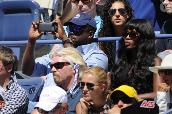 Naomi Campbell, avec devant elle Sir Richard Branson, dans les gradins du court Arthur-Ashe pour la demi-finale Nadal-Gasquet de l'US Open 2013. Rafael Nadal a privé Richard Gasquet de finale à l'US Open en le battant (6-4, 7-6, 6-2) à New York le 7 septembre 2013.