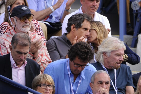 Ben Stiller, qui a à côté de lui Sean Connery et devant lui Richard Branson, avec son épouse Christine Taylor dans les gradins du court Arthur-Ashe pour la demi-finale Nadal-Gasquet de l'US Open 2013. Rafael Nadal a privé Richard Gasquet de finale à l'US Open en le battant (6-4, 7-6, 6-2) à New York le 7 septembre 2013.