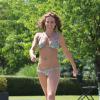 Exclusif - Sophie Anderton, tout juste sortie de Celebrity Big Brother saison 12, a sauté dans son bikini pour quelques photos coquines en toute liberté autour de la piscine, à Londres le 6 septembre 2013