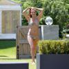 Exclusif - Sophie Anderton, à peine sortie de Celebrity Big Brother saison 12, a sauté dans son bikini pour quelques photos coquines en toute liberté autour de la piscine, à Londres le 6 septembre 2013