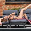 Exclusif - Un appel important, sans doute... Sophie Anderton, tout juste sortie de Celebrity Big Brother saison 12, a sauté dans son bikini pour quelques photos coquines en toute liberté autour de la piscine, à Londres le 6 septembre 2013