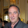  Yves Lecoq reçoit l'Ordre des Arts et des Lettres à Paris le 4 avril 2012. 