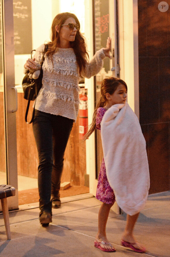 La jolie Katie Holmes emmène sa fille Suri, avec le bras dans le plâtre pour une séance de pédicure, à New York, le 7 septembre 2013.