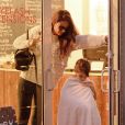 Katie Holmes emmène sa fille Suri, avec le bras dans le plâtre pour une séance de pédicure, à New York, le 7 septembre 2013.