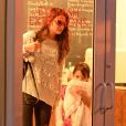 Katie Holmes emmène sa fille Suri, avec le bras dans le plâtre pour une séance de pédicure, à New York, le 7 septembre 2013.