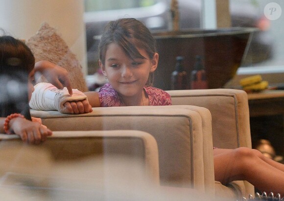 Katie Holmes emmène sa fille Suri (7 ans) avec le bras dans le plâtre pour une séance de pédicure, à New York, le 7 septembre 2013.