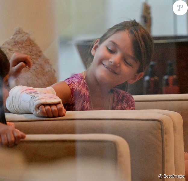Katie Holmes emmène sa fille Suri, avec le bras dans le plâtre pour une séance de pédicure, à New York, le 7 septembre 2013.