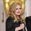 La chanteuse Adele avec son Oscar de la meilleure chanson pour Skyfall à la 85e cérémonie des Oscars à Hollywood, le 24 février 2013.