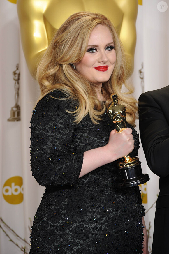 La chanteuse Adele avec son Oscar de la meilleure chanson pour Skyfall à la 85e cérémonie des Oscars à Hollywood, le 24 février 2013.