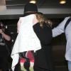 Adele avec son petit-ami Simon Konecki, et leur fils Angelo à l'aéroport de Los Angeles, le 2 mars 2013.