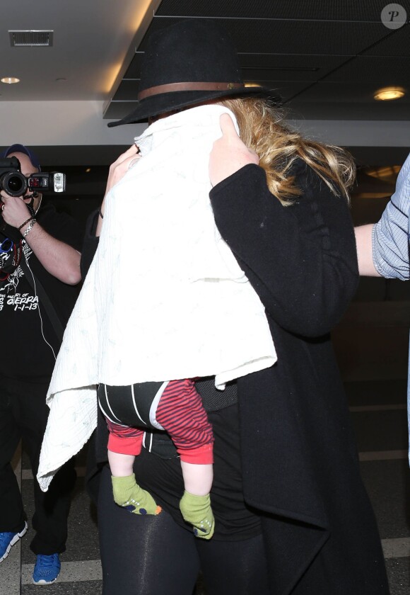 Adele avec son petit-ami Simon Konecki, et leur fils Angelo à l'aéroport de Los Angeles, le 2 mars 2013.