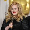 Adele avec son Oscar de la meilleure chanson pour Skyfall à la 85e cérémonie des Oscars à Hollywood, le 24 février 2013.