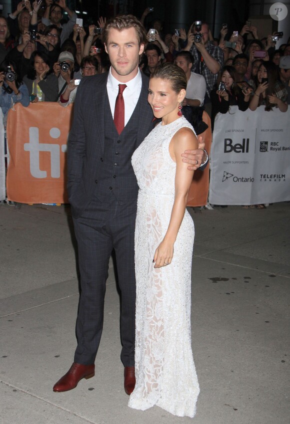 Elsa Pataky, redevenue brune, et Chris Hemsworth à la projection de Rush le 8 septembre 2013 lors du Festival international du film de Toronto (TIFF) au Canada
