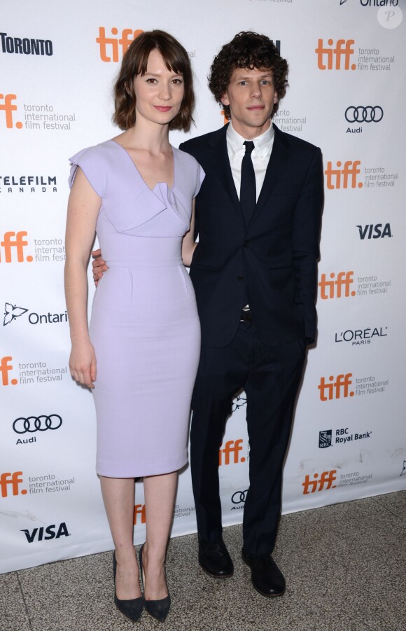 Mia Wasikowska et Jesse Eisenberg pour la présentation du film The Double le 7 septembre 2013 lors du Festival international du film de Toronto (TIFF) au Canada
