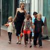 Angelina Jolie avec ses enfants Shiloh, Maddox, Pax, Zahara, Vivienne et Knox visitant l'aquarium de Sydney en Australie le 6 septembre 2013