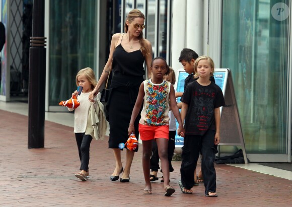 Angelina Jolie avec ses enfants Shiloh, Maddox, Pax, Zahara, Vivienne et Knox visitant l'aquarium de Sydney en Australie le 6 septembre 2013