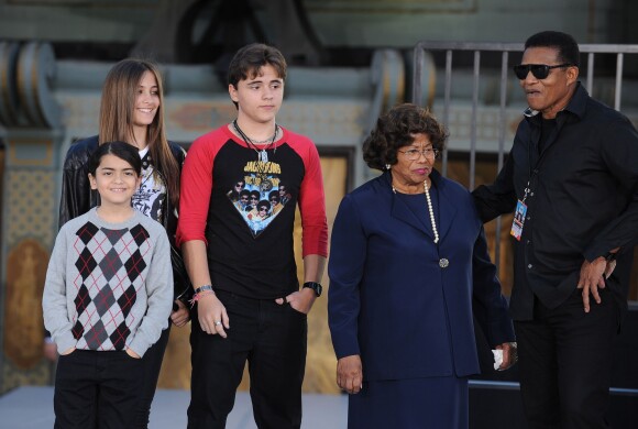 Prince, Paris et Blanket Jackson avec leur grand-mère Katherine Jackson, à Los Angeles, le 26 janvier 2012.