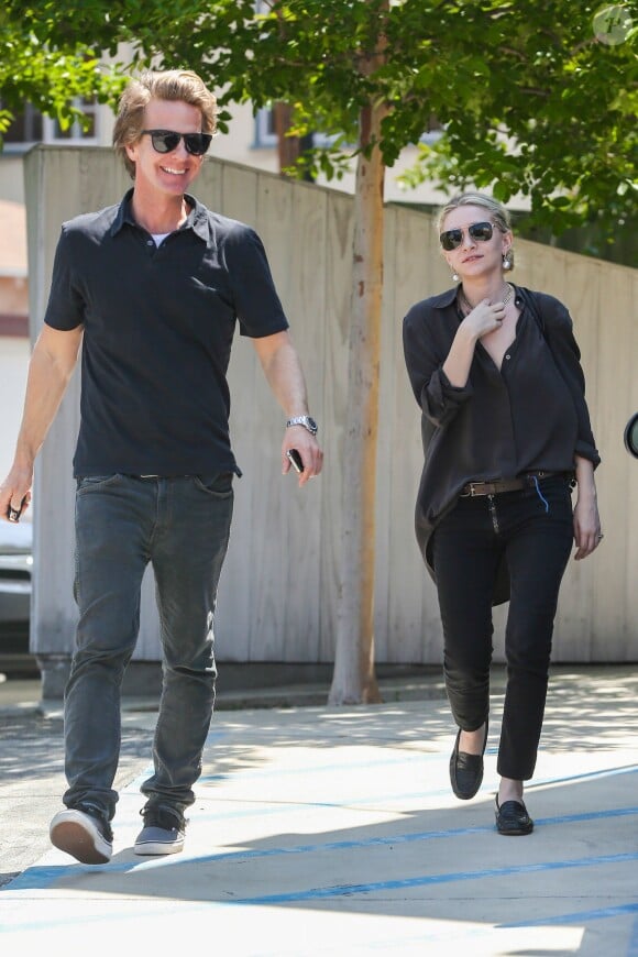 Ashley Olsen et son petit ami David Schulte dans les rues de Beverly Hills, le 11 mai 2013.