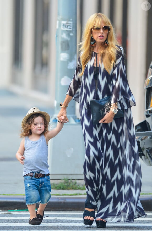 Rachel Zoe, enceinte, et son fils Skyler se promènent dans les rues de New York. Le 11 septembre 2013.