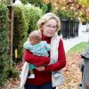 La mère de Katherine Heigl, Nancy, porte sa petite-fille adoptée à Los Angeles le 2 décembre 2012