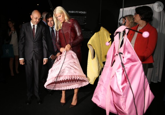La princesse Mette-Marit de Norvège a profité de sa venue à Paris pour inaugurer la biennale Révélations au Grand Palais pour faire un crochet par l'exposition "La mecanique des dessous" au Musée des Arts Decoratifs au Louvre, le 11 septembre 2013