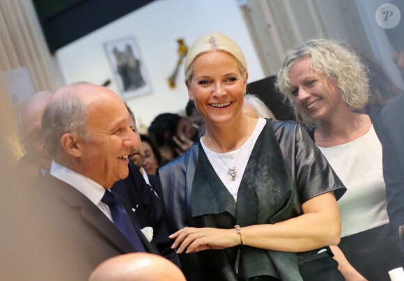 La princesse Mette-Marit de Norvège avec le ministre des Affaires Etrangères Laurent Fabius au Grand Palais à Paris le 11 septembre 2013 pour l'inauguration de la biennale d'arts créatifs, Révélations.