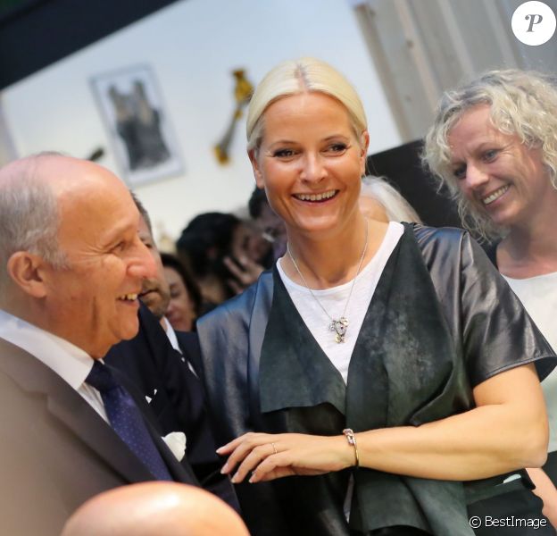 La princesse Mette-Marit de Norvège avec le ministre des Affaires Etrangères Laurent Fabius au Grand Palais à Paris le 11 septembre 2013 pour l'inauguration de la biennale d'arts créatifs, Révélations.