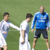 Gareth Bale, Cristiano Ronaldo et le nouvel adjoint Zinédine Zidane lors de l'entraînement du Real Madrid le 13 septembre 2013.