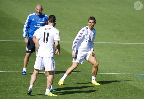 Gareth Bale avec Cristiano Ronaldo et Zinédine Zidane lors de l'entraînement du Real Madrid le 13 septembre 2013.