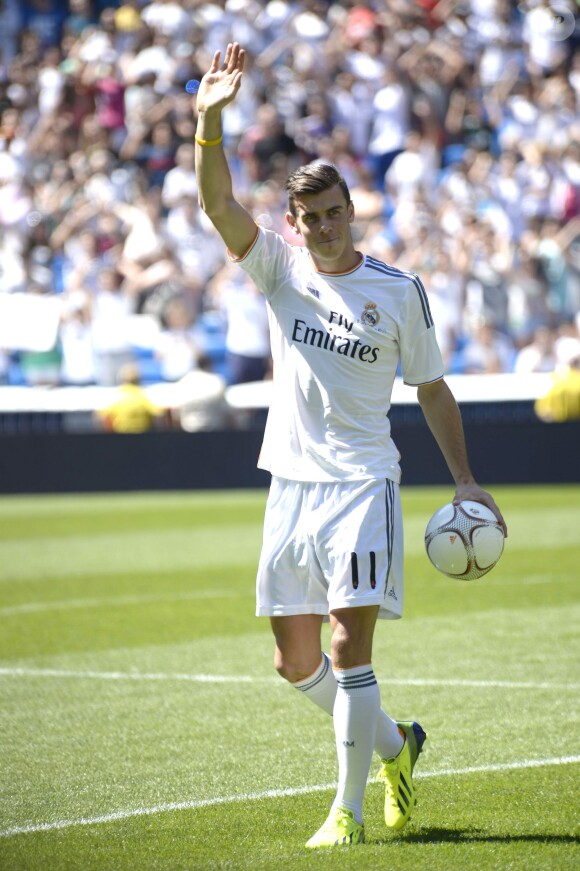 La nouvelle recrue du Real Madrid, le Gallois de Tottenham, Gareth Bale, lors de sa présentation dans son nouveau club au stade Santiago Bernabeu à Madrid le 2 septembre 2013.