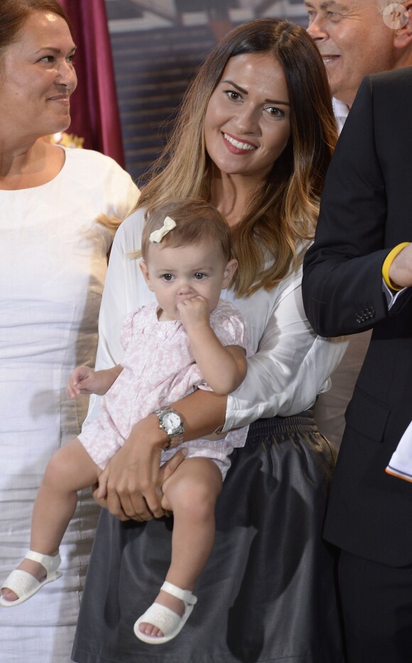 Emma Rhys Jones, la femme de Gareth Bale, et leur fille Alba, lors de la présentation du joueur au Real Madrid le 2 septembre 2013.
