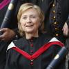 Hillary Clinton reçoit un diplôme honorifique à l'université de St Andrews en Ecosse le 13 septembre 2013.