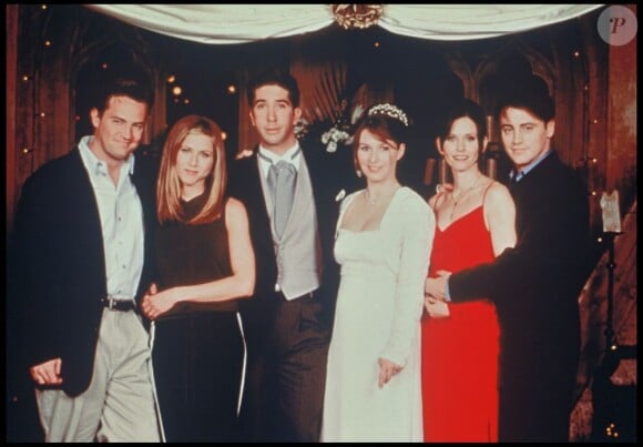 Le acteurs de Friends réunis dans les années 1990 : Matthew Perry, Jennifer Aniston, David Schwimmer, Helen Baxendale, Courteney Cox et Matt Le Blanc
