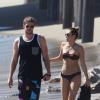 Exclusive - Miley Cyrus et Liam Hemsworth profitant de la plage à Malibu le 13 octobre 2011