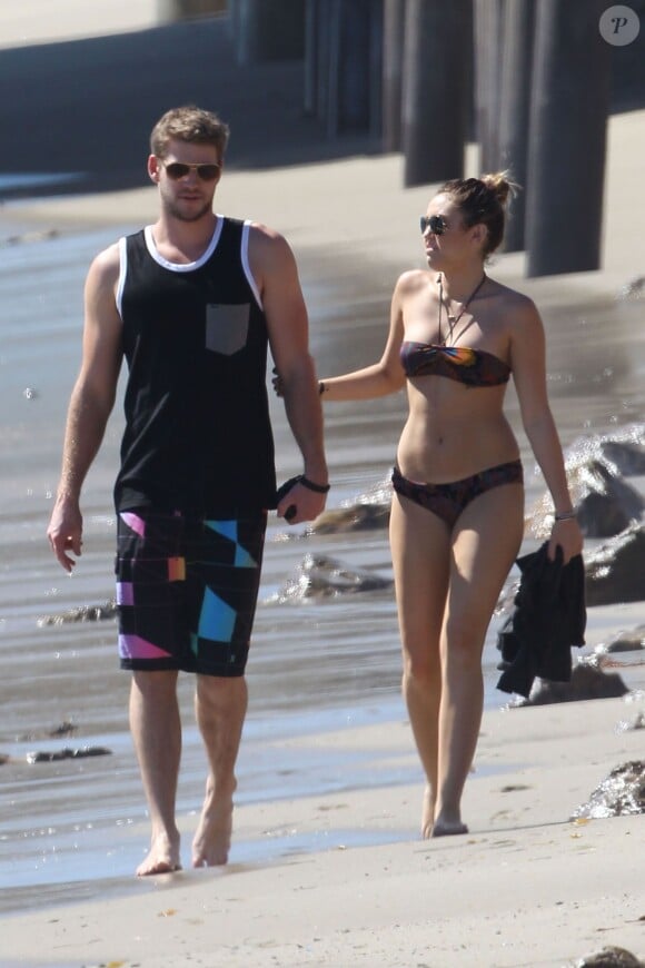 Exclusive - Miley Cyrus et Liam Hemsworth profitant de la plage à Malibu le 13 octobre 2011