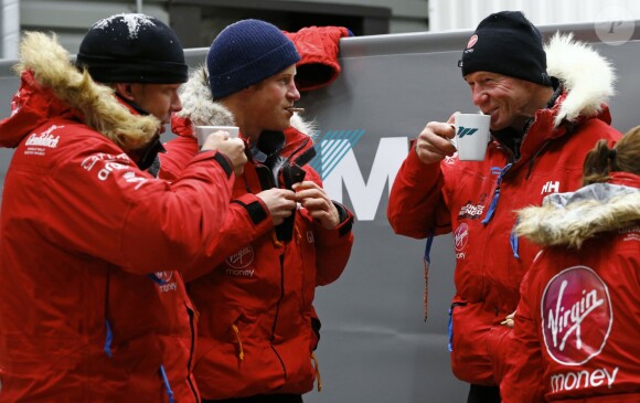 Le prince Harry et ses coéquipiers du Team Glenfiddich le 17 septembre 2013 dans les installations de MIRA Ltd. lors d'un entraînement de 24 heures pour leur expédition au Pôle Sud en fin d'année avec Walking with the Wounded.