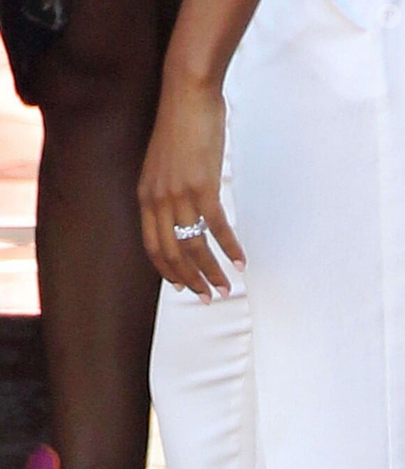 Savannah, épouse LeBron James, et sa grosse bague de mariage à la sortie de l'hôtel Grand Del Mar à San Diego, le 15 septembre 2013