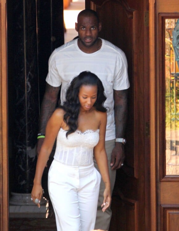 LeBron James et son épouse Savannah à la sortie de leur hôtel Grand Del Mar à San Diego après s'être mariés la veille, le 15 septembre 2013