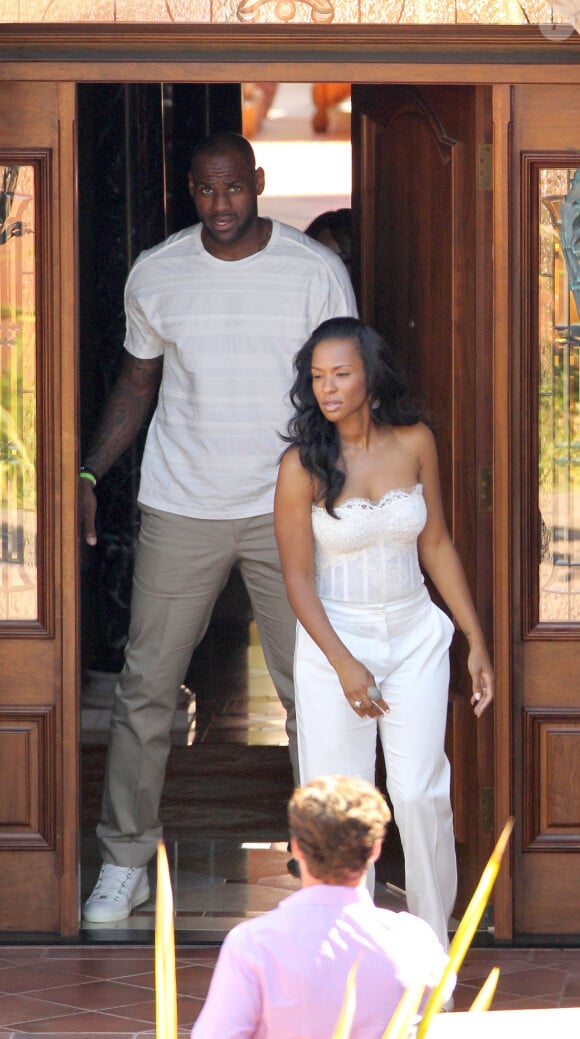 LeBron James et son épouse Savannah ont pris l'air à la sortie de leur hôtel Grand Del Mar à San Diego après s'être mariés la veille, le 15 septembre 2013